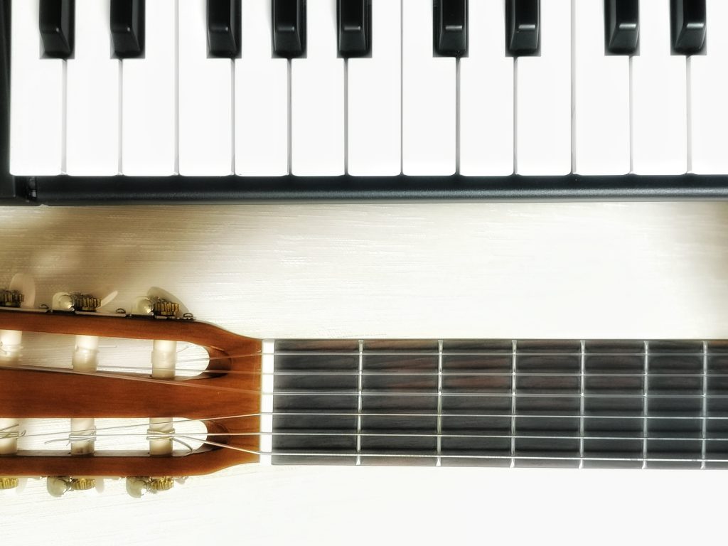 Kitara ja piano vierekkäin